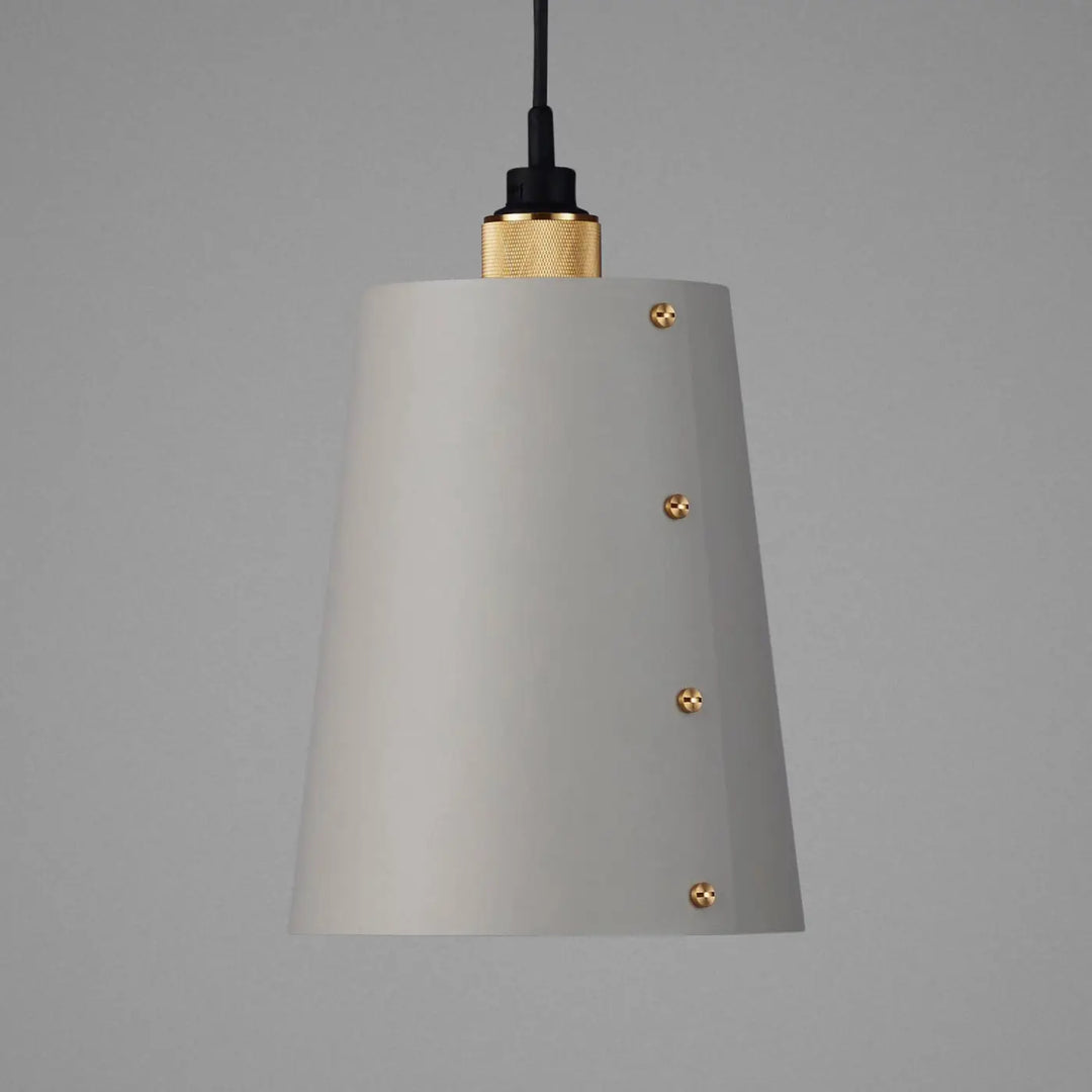 Suspension Hooked 1.0 Large en finition laiton avec abat-jour en métal coloris pierre #couleur_dor