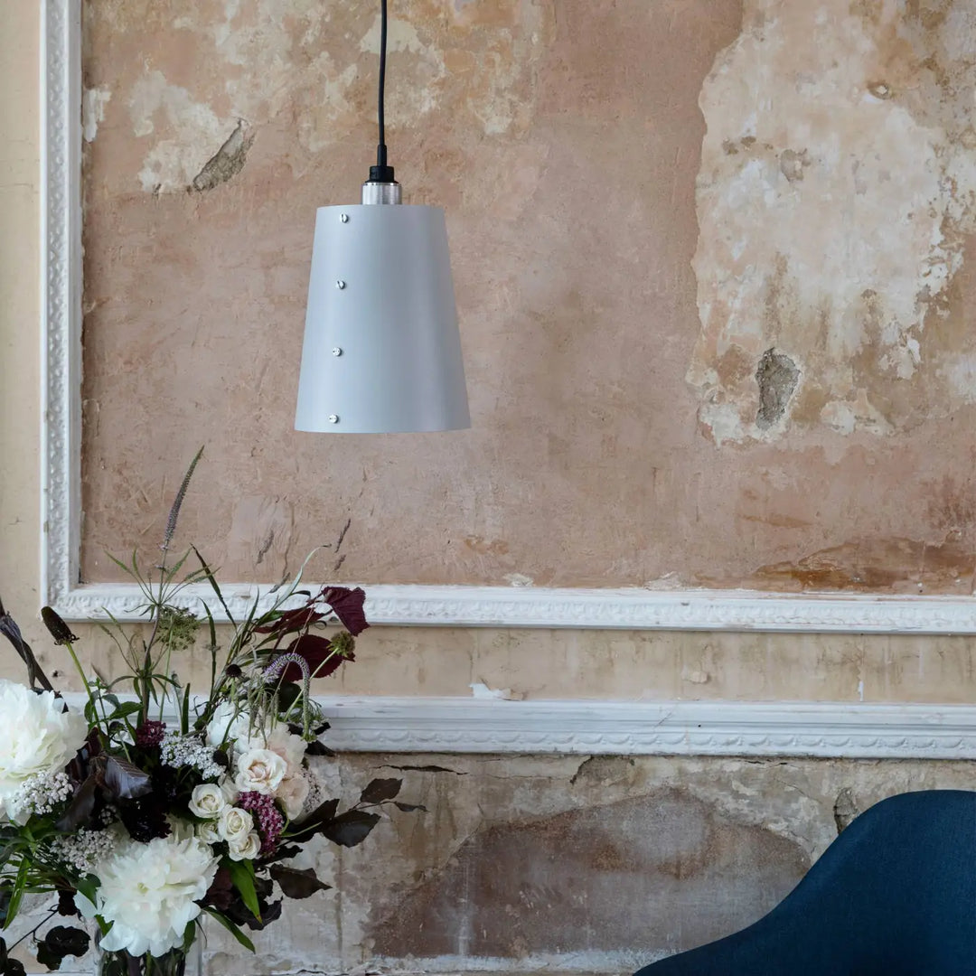 Suspension Hooked 1.0 Large coloris pierre en acier dans un intérieur #couleur_argent