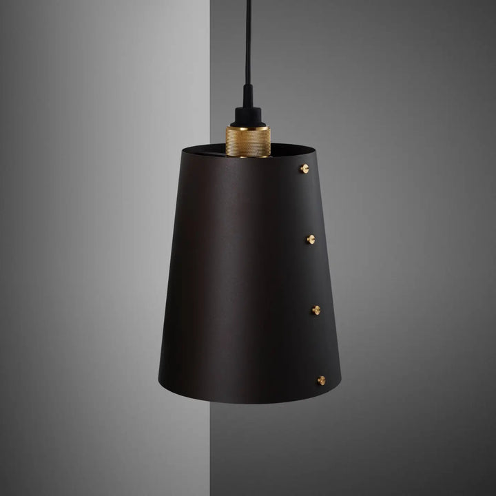 Suspension Hooked 1.0 Large en finition laiton avec abat-jour en métal graphite, câble de 2,6 m #couleur_dor