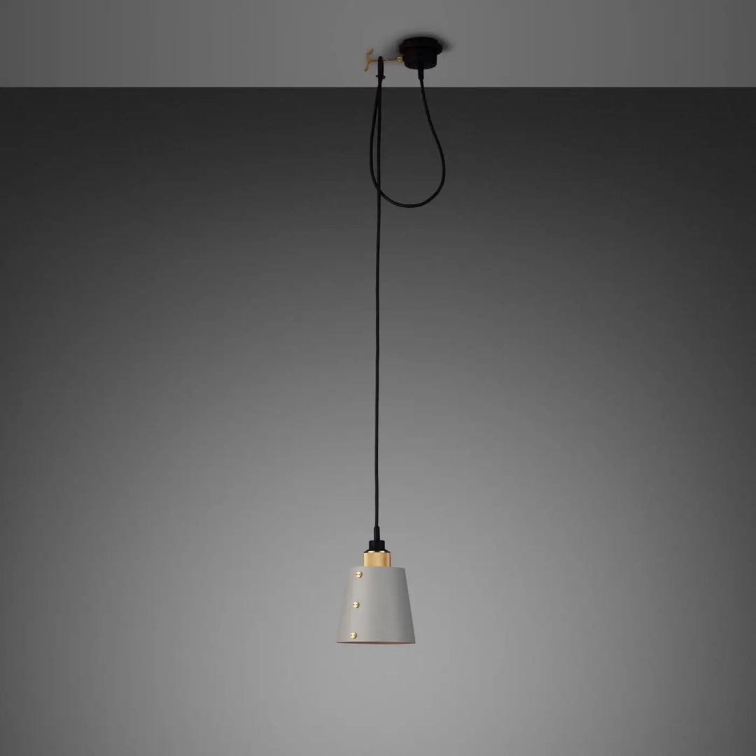 Suspension Hooked 1.0 Small à abat-jour coloris pierre, finition laiton, câble de 2,6 m #couleur_dor