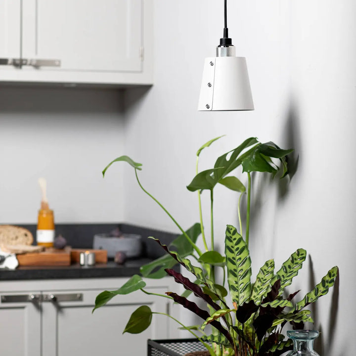 Suspension Hooked 1.0 Small coloris pierre en acier dans un intérieur #couleur_argent