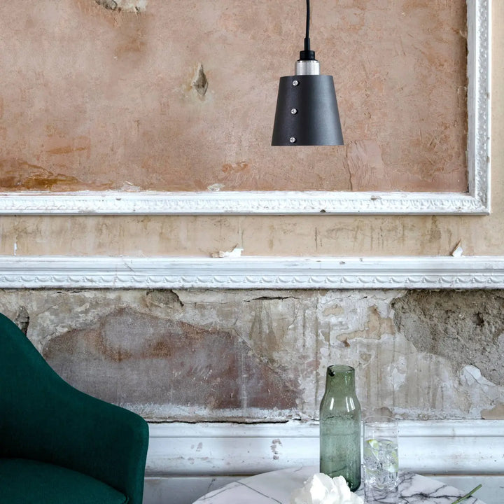 Suspension Hooked 1.0 Small graphite en acier dans un intérieur #couleur_argent