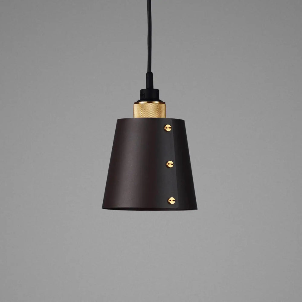 Suspension Hooked 1.0 petit modèle en finition laiton avec abat-jour en métal graphite #couleur_dor