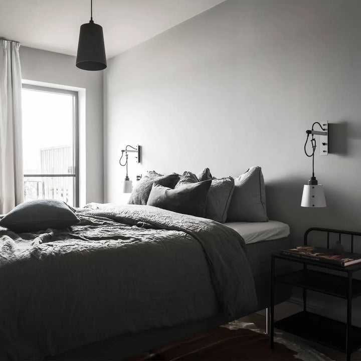 Suspension Hooked 1.0 Large graphite en bronze fumé dans un intérieur #couleur_gris