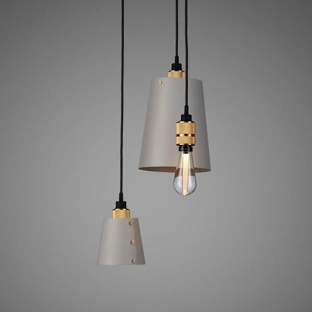 Suspension Hooked 3.0 en finition laiton avec abat-jour en métal coloris pierre #couleur_dor