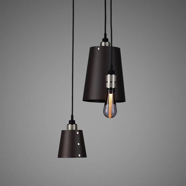 Suspension Hooked 3.0 en finition acier avec abat-jour en métal graphite #couleur_argent