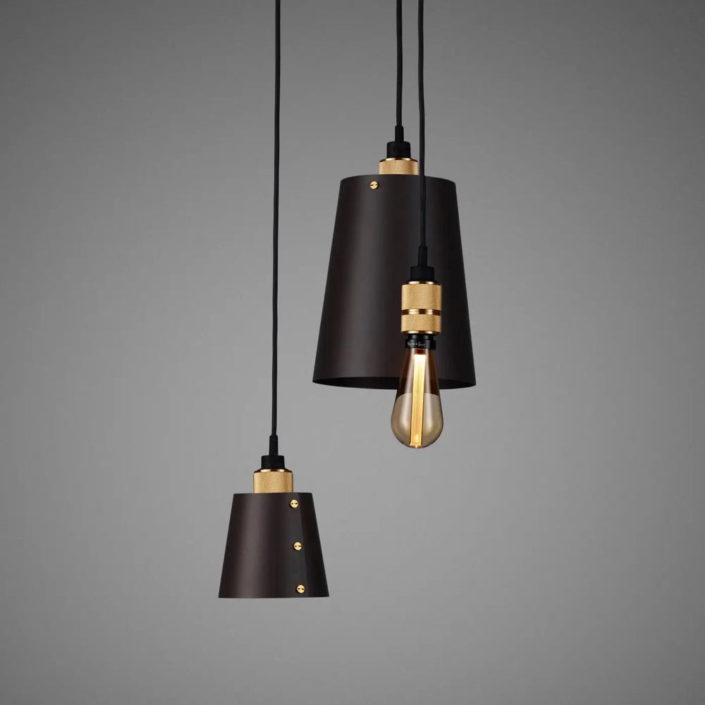Suspension Hooked 3.0 en finition laiton avec abat-jour en métal graphite #couleur_dor