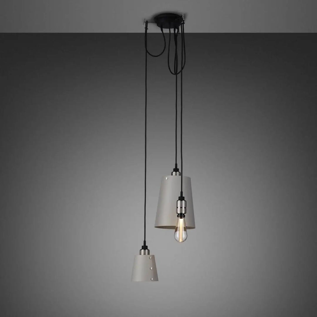 Suspension Hooked 3.0 à abat-jour coloris pierre, finition acier #couleur_argent