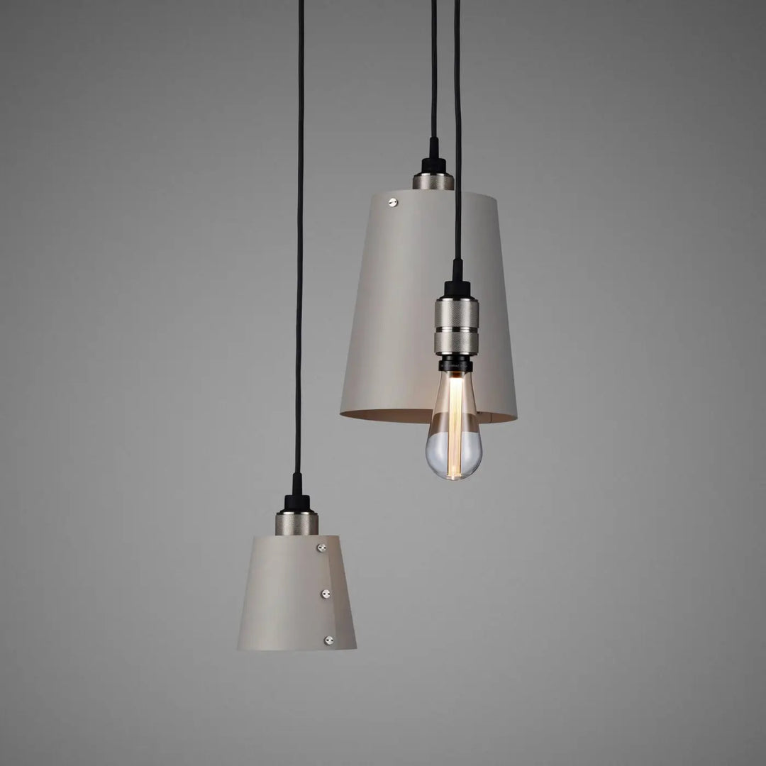 Suspension Hooked 3.0 en finition acier avec abat-jour en métal coloris pierre #couleur_argent