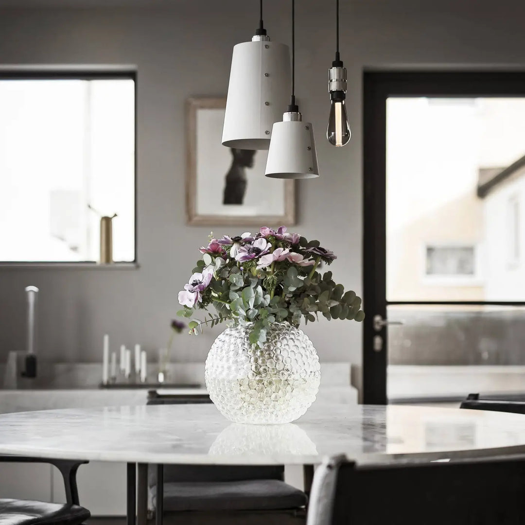 Abat-jour Hooked petit et grand modèles coloris pierre dans un intérieur #couleur_dor