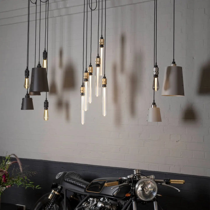 Suspension Hooked 6.0 graphite en bronze fumé dans un intérieur #couleur_gris