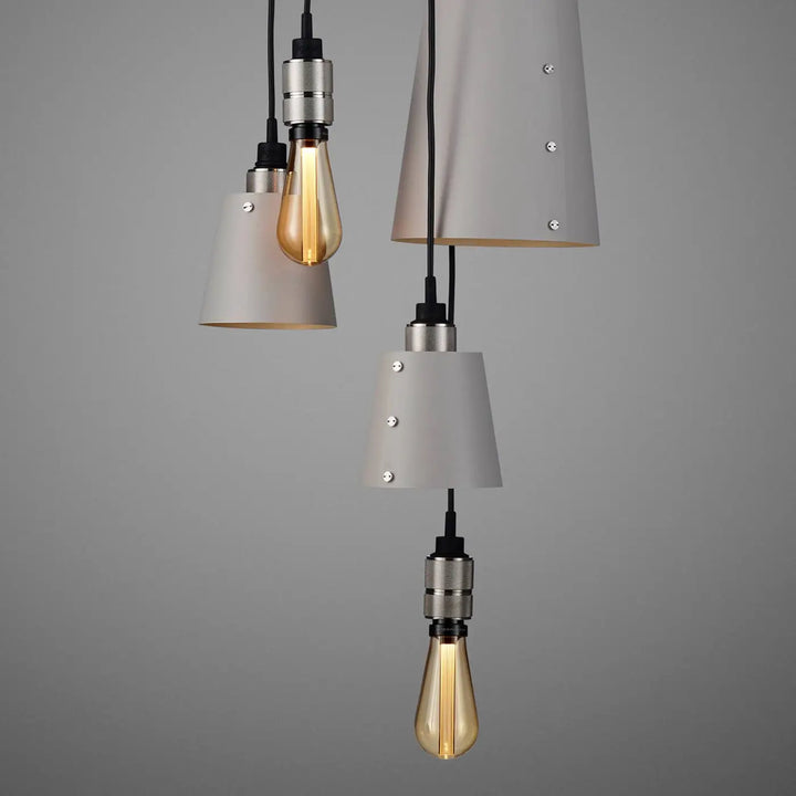 Suspension Hooked 6.0 en finition acier avec abat-jour en métal coloris pierre #couleur_argent