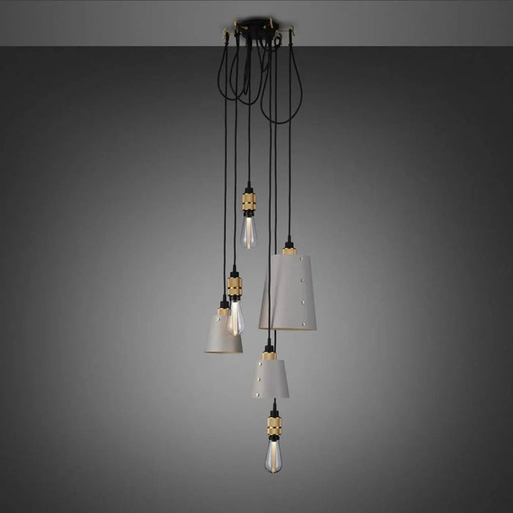 Suspension Hooked 6.0 à abat-jour coloris pierre, finition laiton #couleur_dor