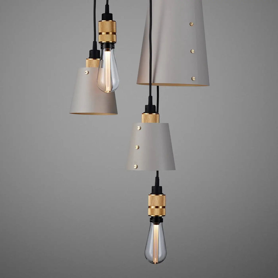 Suspension Hooked 6.0 en finition laiton avec abat-jour en métal coloris pierre #couleur_dor