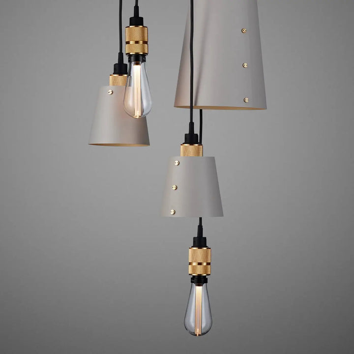 Suspension Hooked 6.0 en finition laiton avec abat-jour en métal coloris pierre #couleur_dor