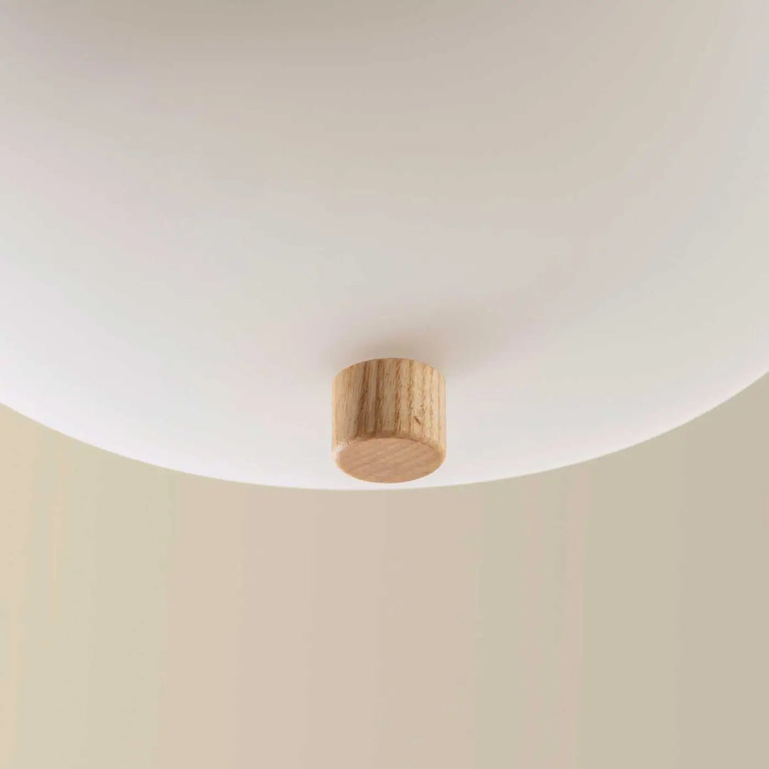 Détail du bois clair et du verre soufflé du luminaire Ilargi #couleur_bois_clair