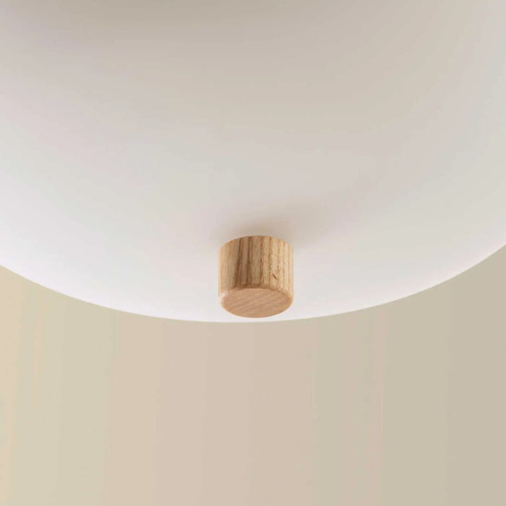 Détail du bois clair et du verre soufflé du luminaire Ilargi #couleur_bois_clair