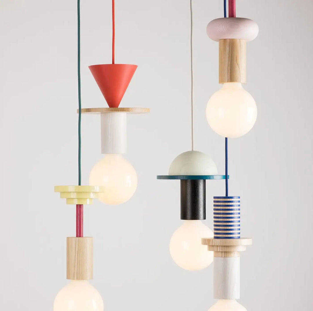 Suspension en bois Junit Crescent et son ampoule globe opaline