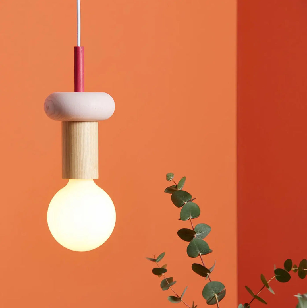 Suspension en bois Junit Drop et son ampoule globe opaline