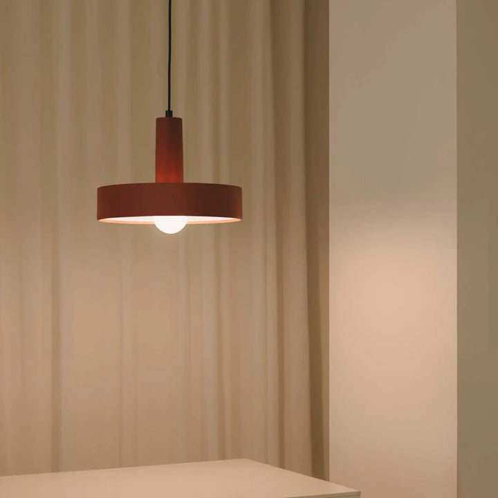 Autre vue de la suspension Keops rouge brique dans un intérieur #couleur_orange