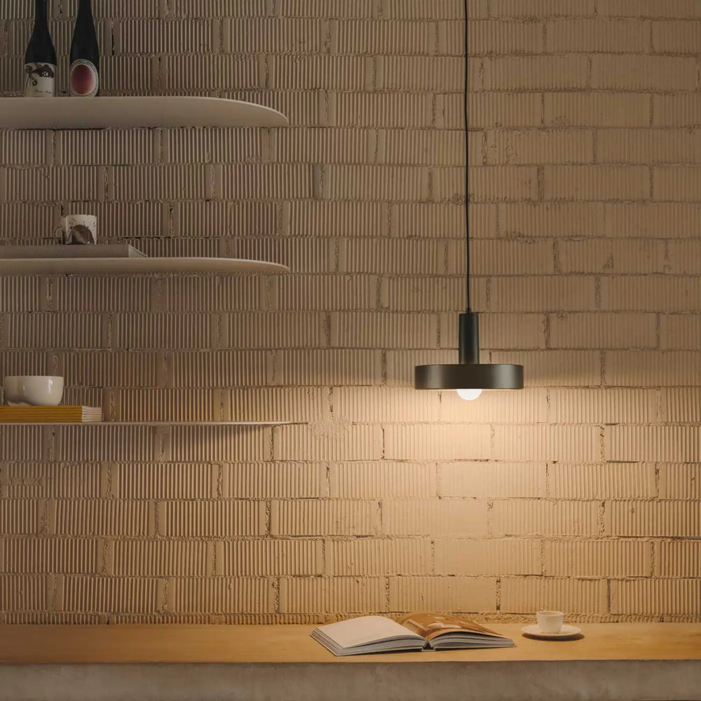 Suspension Keops gris brun dans un intérieur