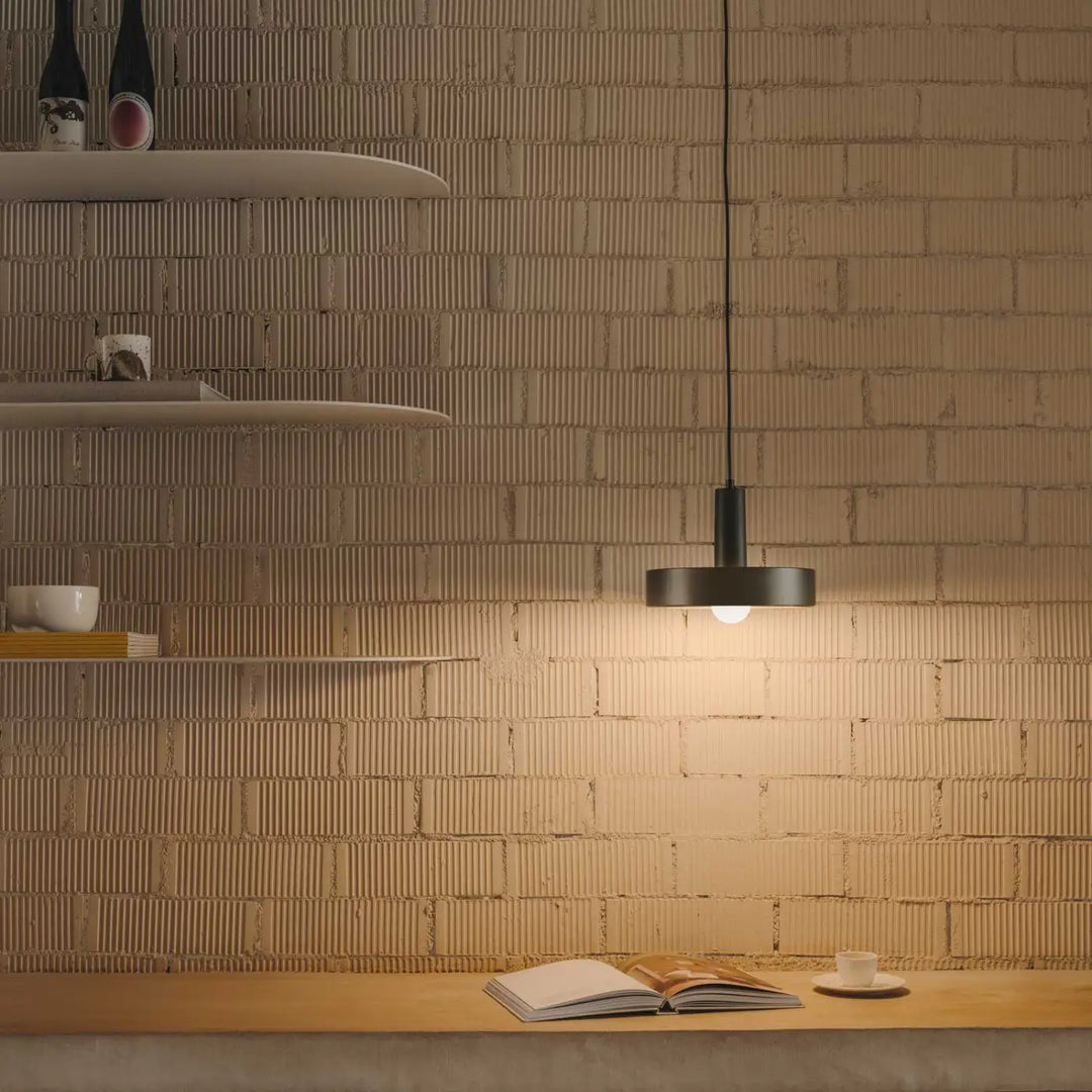 Suspension Keops gris brun dans un intérieur #couleur_gris