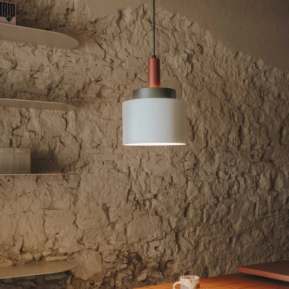Suspension Keops Triple en aluminium multicolore dans un intérieur