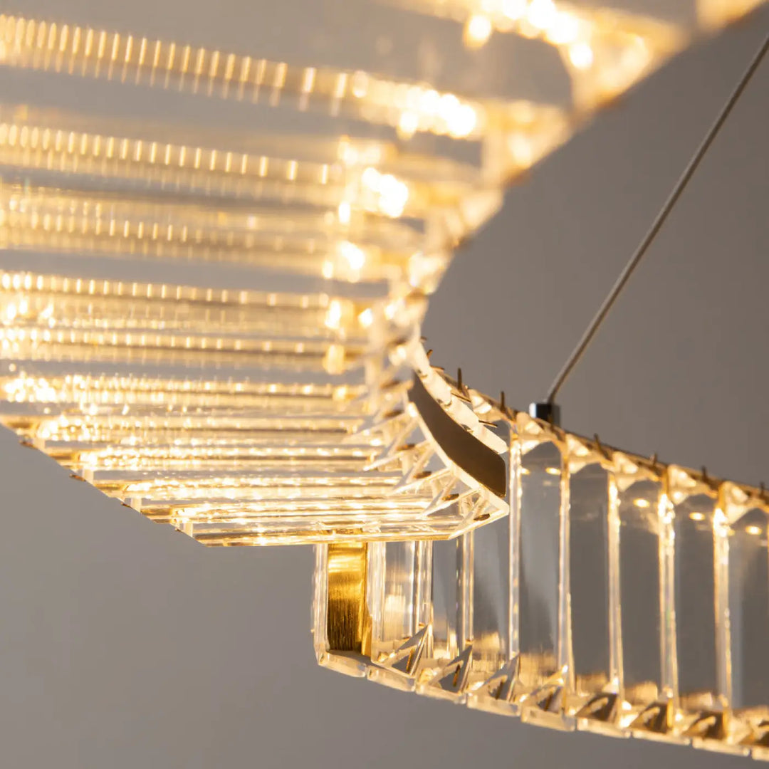 Suspension krone en cristal clair avec anneau doré serti et accents métalliques dorés modernes et courbés