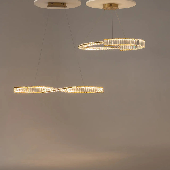 Suspension krone anneau doré serti de cristaux avec design moderne en anneaux et rubans entrelacés dorés