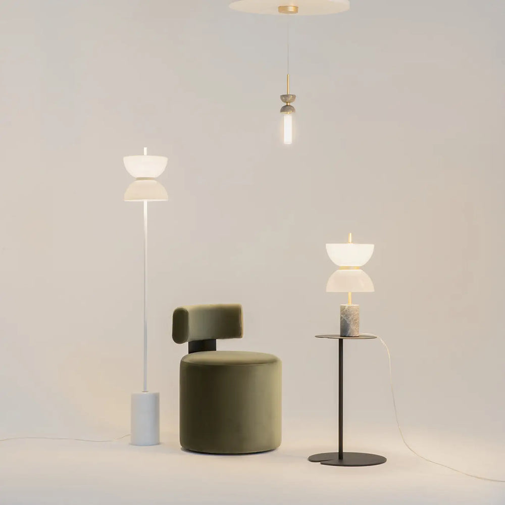 Fauteuil en velours vert olive avec cadre en acier noir et dossier arrondi pour une lumière douce suspension kyoto cylindre