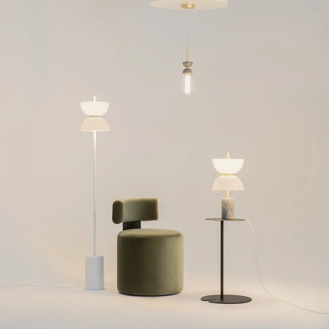 Fauteuil en velours vert olive avec cadre en acier noir et dossier arrondi pour une lumière douce suspension kyoto cylindre