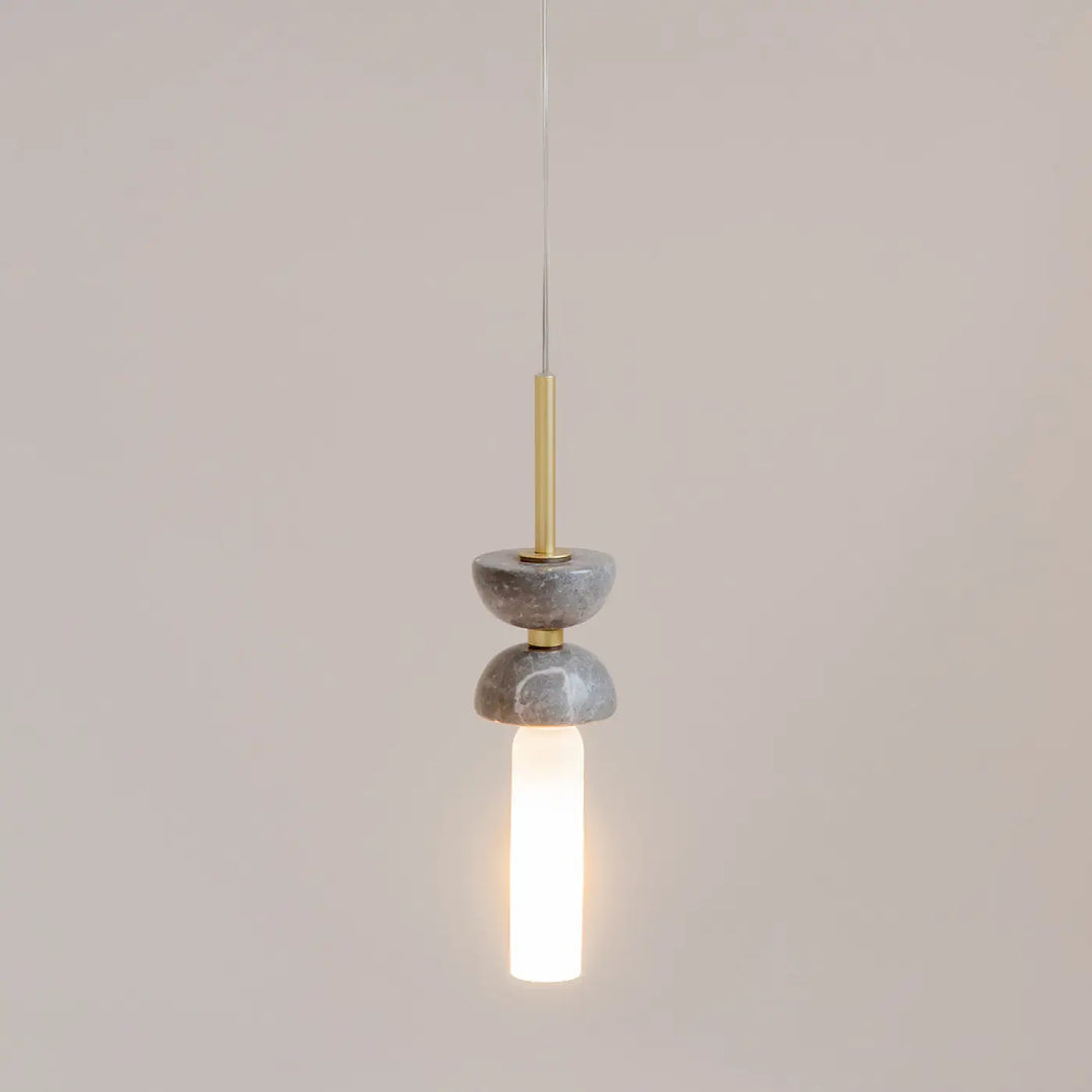 Suspension kyoto cylindre avec deux disques en pierre grise empilés et lumière douce en verre cylindrique et laiton