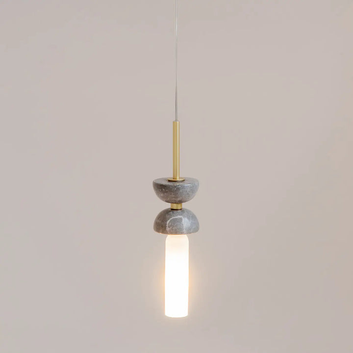 Suspension kyoto cylindre avec deux disques en pierre grise empilés et lumière douce en verre cylindrique et laiton