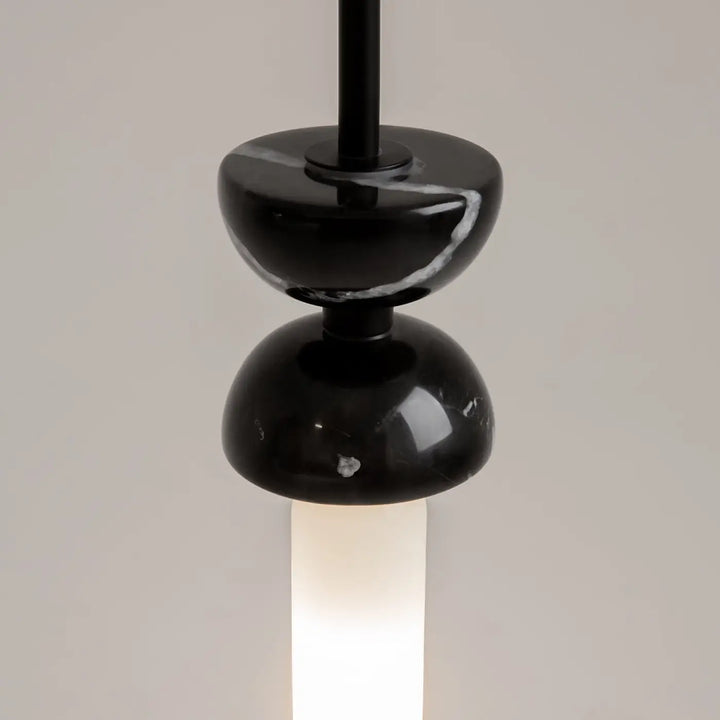 Suspension kyoto en acier noir avec abat-jour en marbre noir et lumière douce à base cylindrique lumineuse