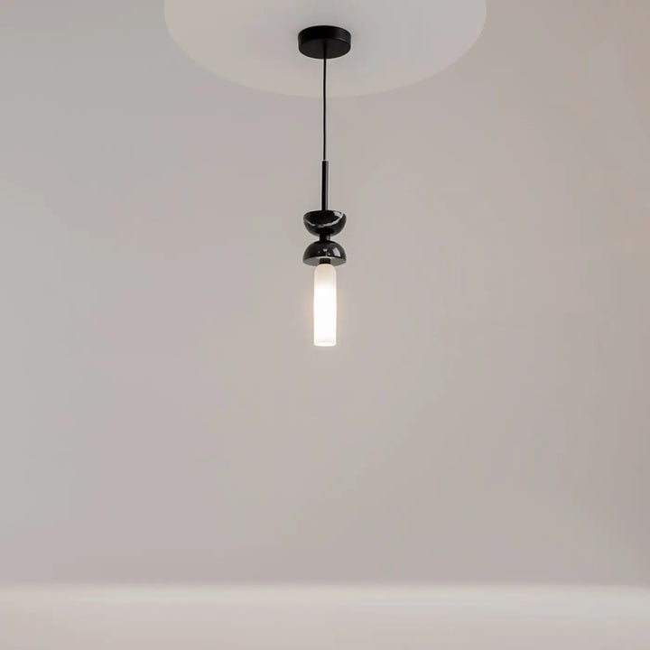 Suspension kyoto cylindre en marbre noir avec diffuseur en verre dépoli offrant une lumière douce en acier noir
