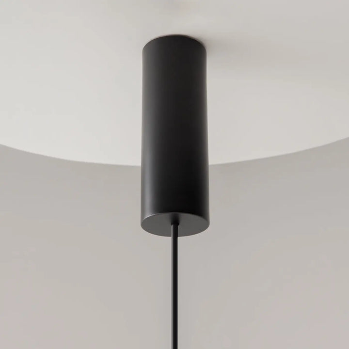 Suspension luminaire kyoto globe opalin noir cylindre avec finition mate en verre opalin