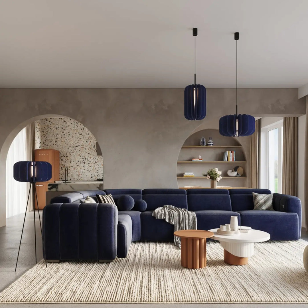 Suspension bleu marine/noir dans un intérieur contemporain