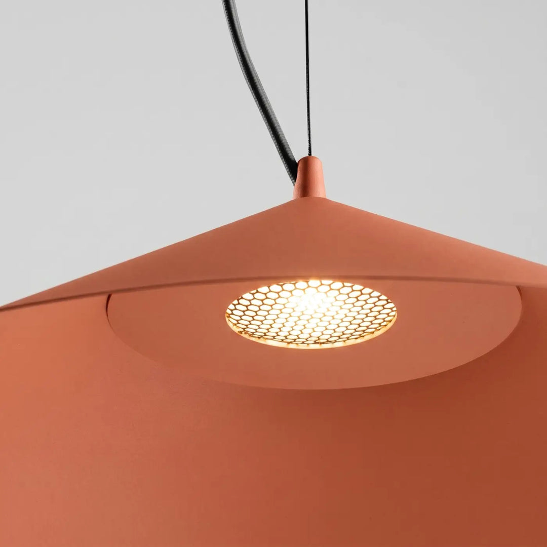 Suspension FINT ocre rouge allumée, grille nid d'abeille