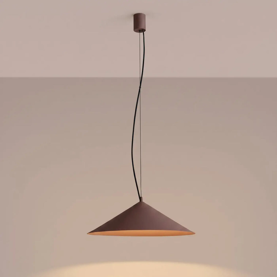 Suspension FINT marron allumée, lumière vers le bas