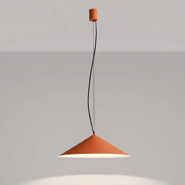 Suspension FINT ocre rouge allumée, lumière vers le bas