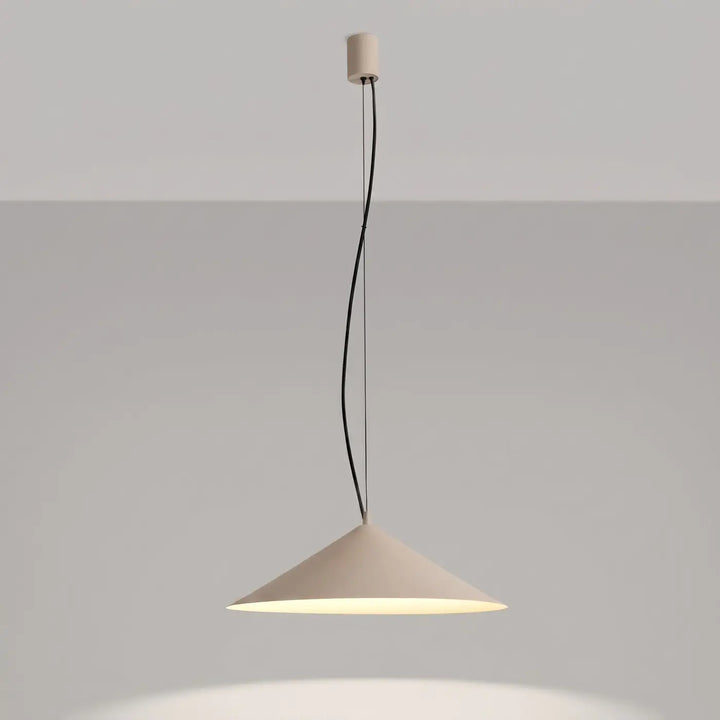 Suspension FINT taupe allumée, lumière vers le bas