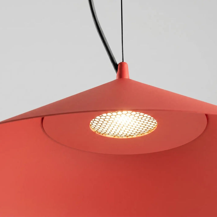 Suspension FINT rouge allumée, grille nid d'abeille