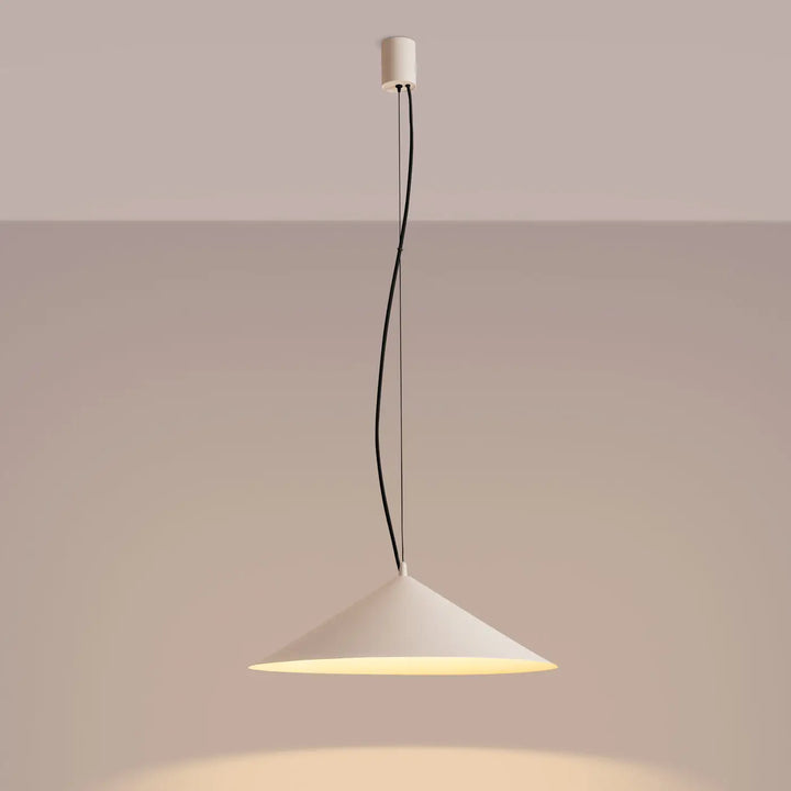 Suspension FINT beige allumée, lumière vers le bas