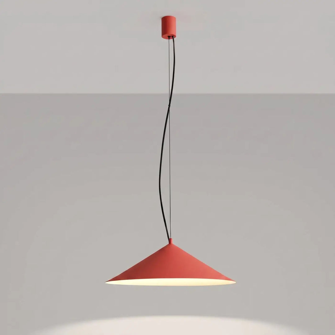 Suspension FINT rouge allumée, lumière vers le bas