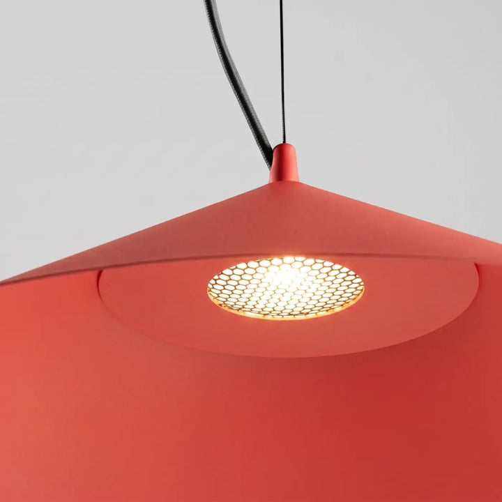 Suspension FINT rouge allumée, grille nid d'abeille