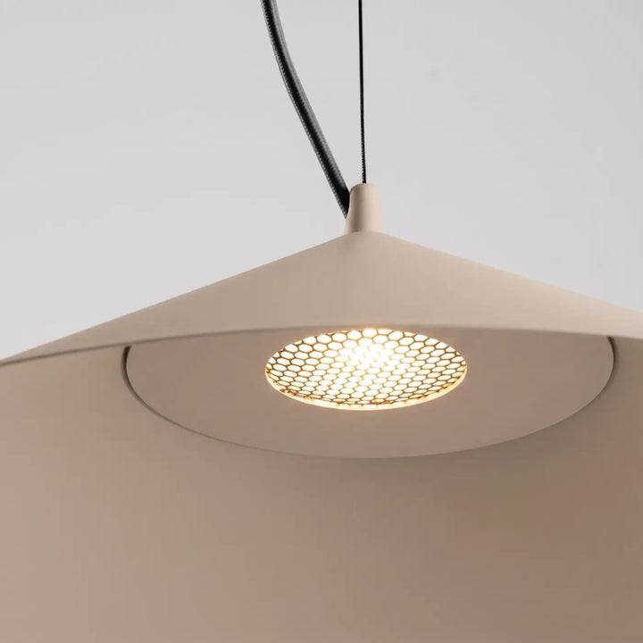 Suspension FINT taupe allumée, grille nid d'abeille