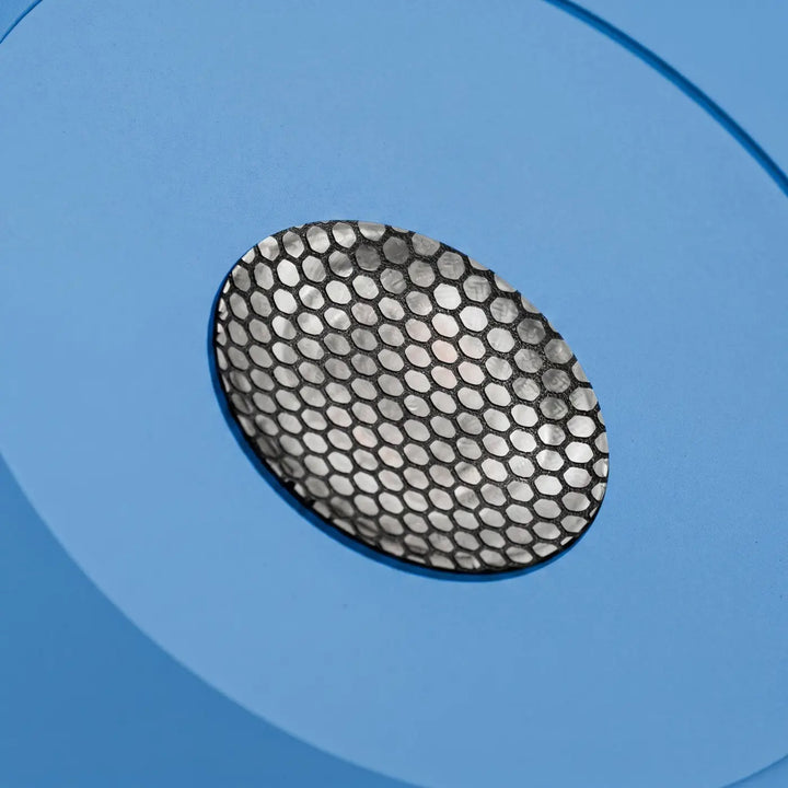 Suspension FINT bleu clair détail de la grille anti-éblouissement