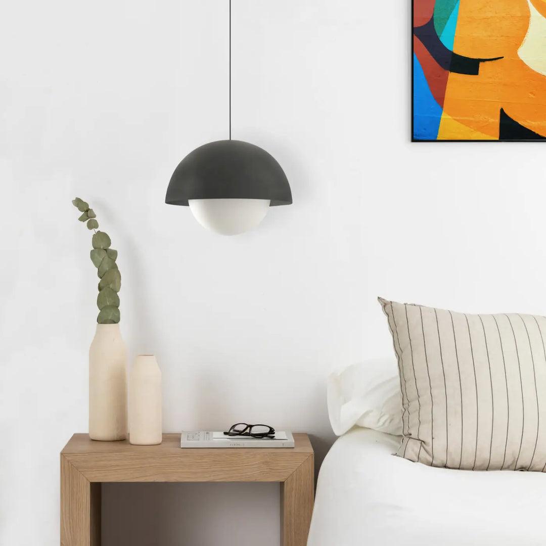 Suspension Marisol noire dans un intérieur