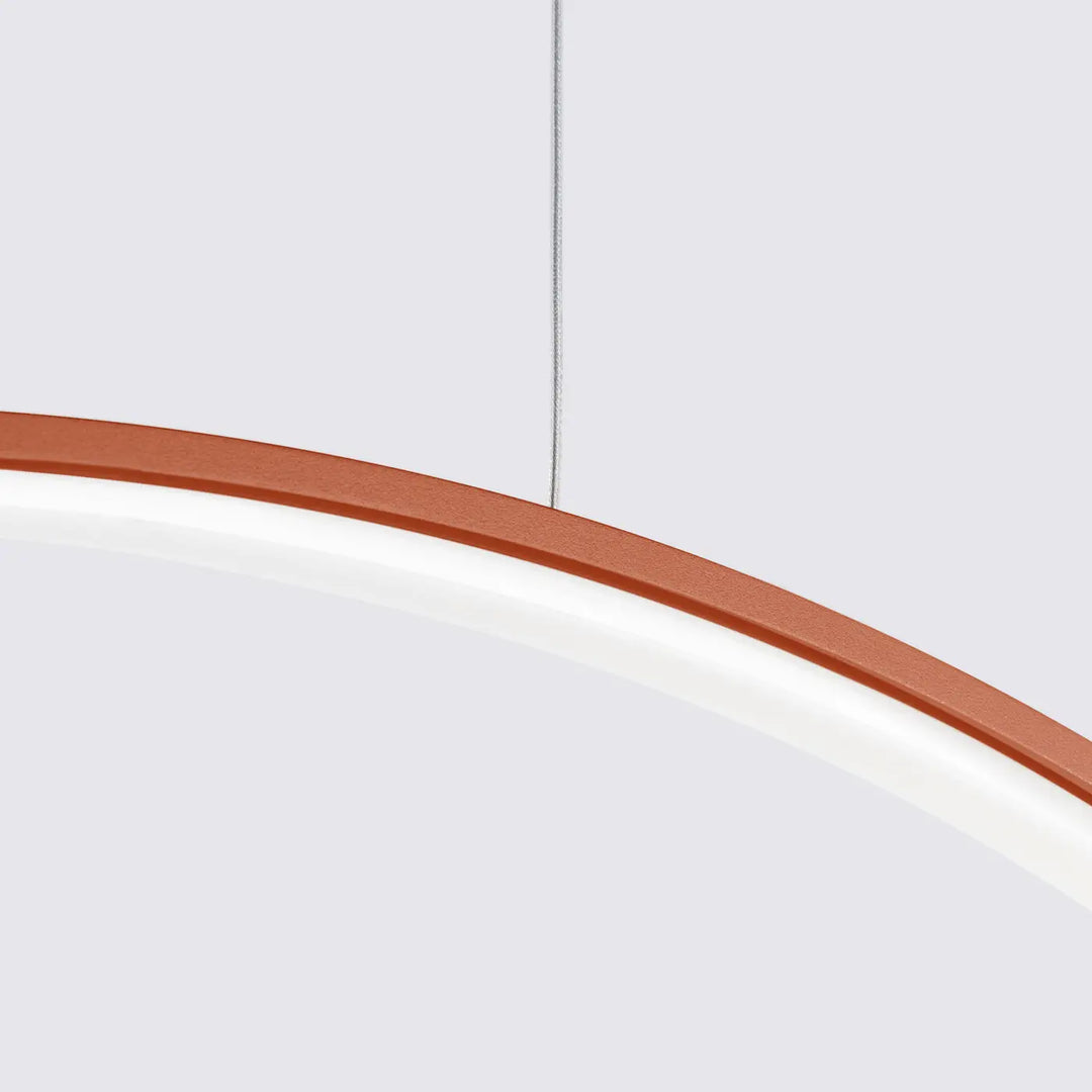 Suspension anneau RIO ocre rouge allumée, détail de l'anneau