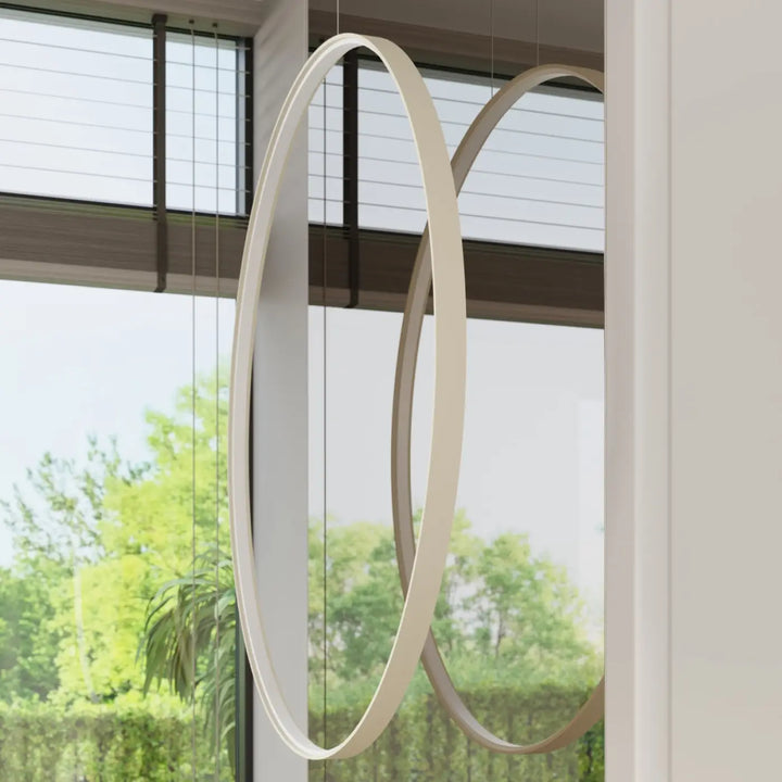 Suspension anneau RIO beige dans un intérieur contemporain